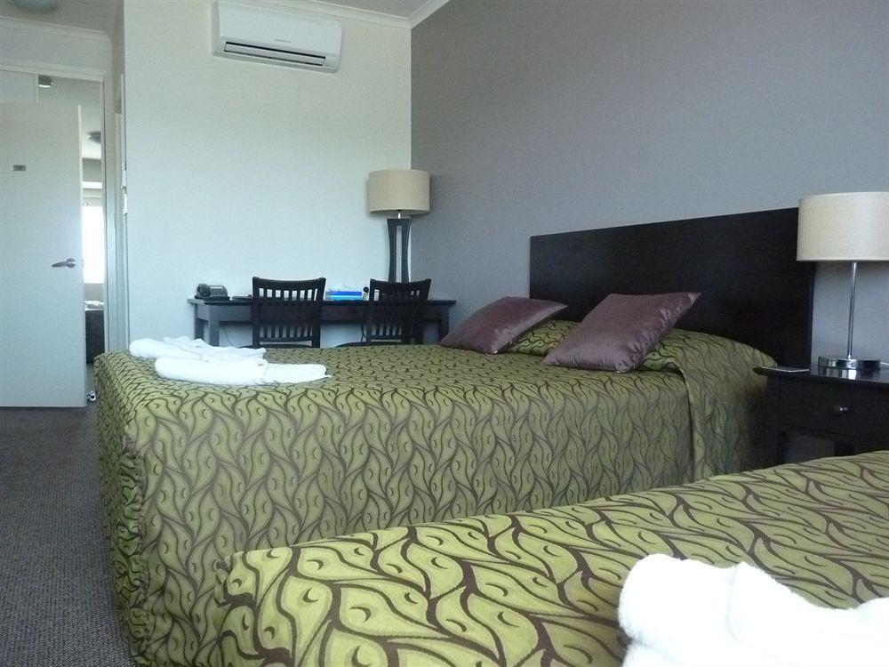 Redcliffe Motor Inn Екстер'єр фото