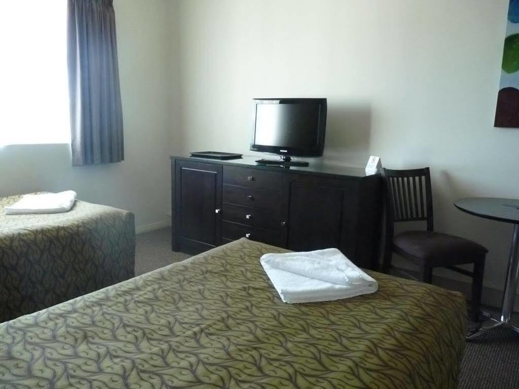 Redcliffe Motor Inn Екстер'єр фото