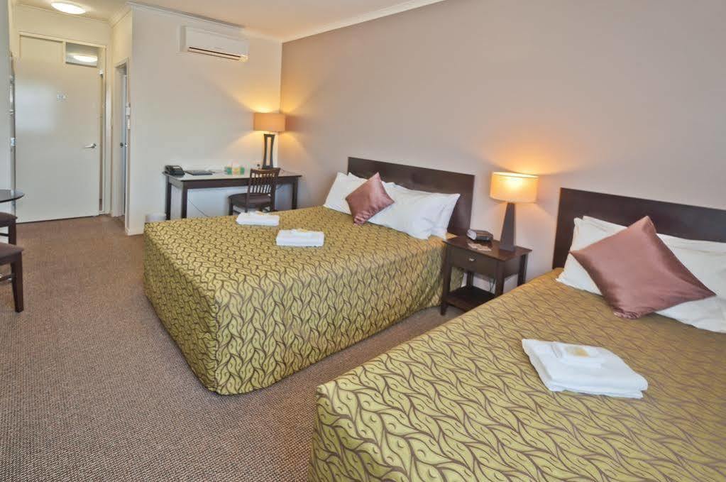 Redcliffe Motor Inn Екстер'єр фото
