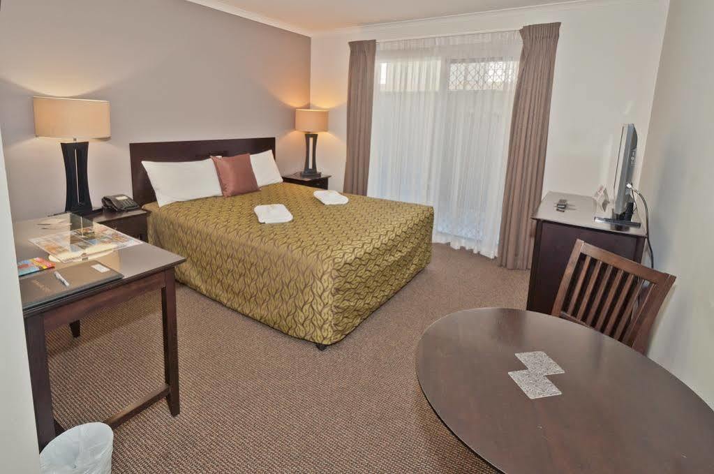 Redcliffe Motor Inn Екстер'єр фото
